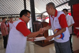 Wabup Sukento Ridho Marhandrianto menyerahkan piagam penghargaan kepada para pendonor sukarela dan sekolah terbaik penyelenggara donor darah  (2)