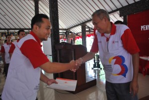 Wabup Sukento Ridho Marhandrianto menyerahkan piagam penghargaan kepada para pendonor sukarela dan sekolah terbaik penyelenggara donor darah  (3)