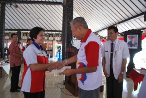 Wabup Sukento Ridho Marhandrianto menyerahkan piagam penghargaan kepada para pendonor sukarela dan sekolah terbaik penyelenggara donor darah  (4)