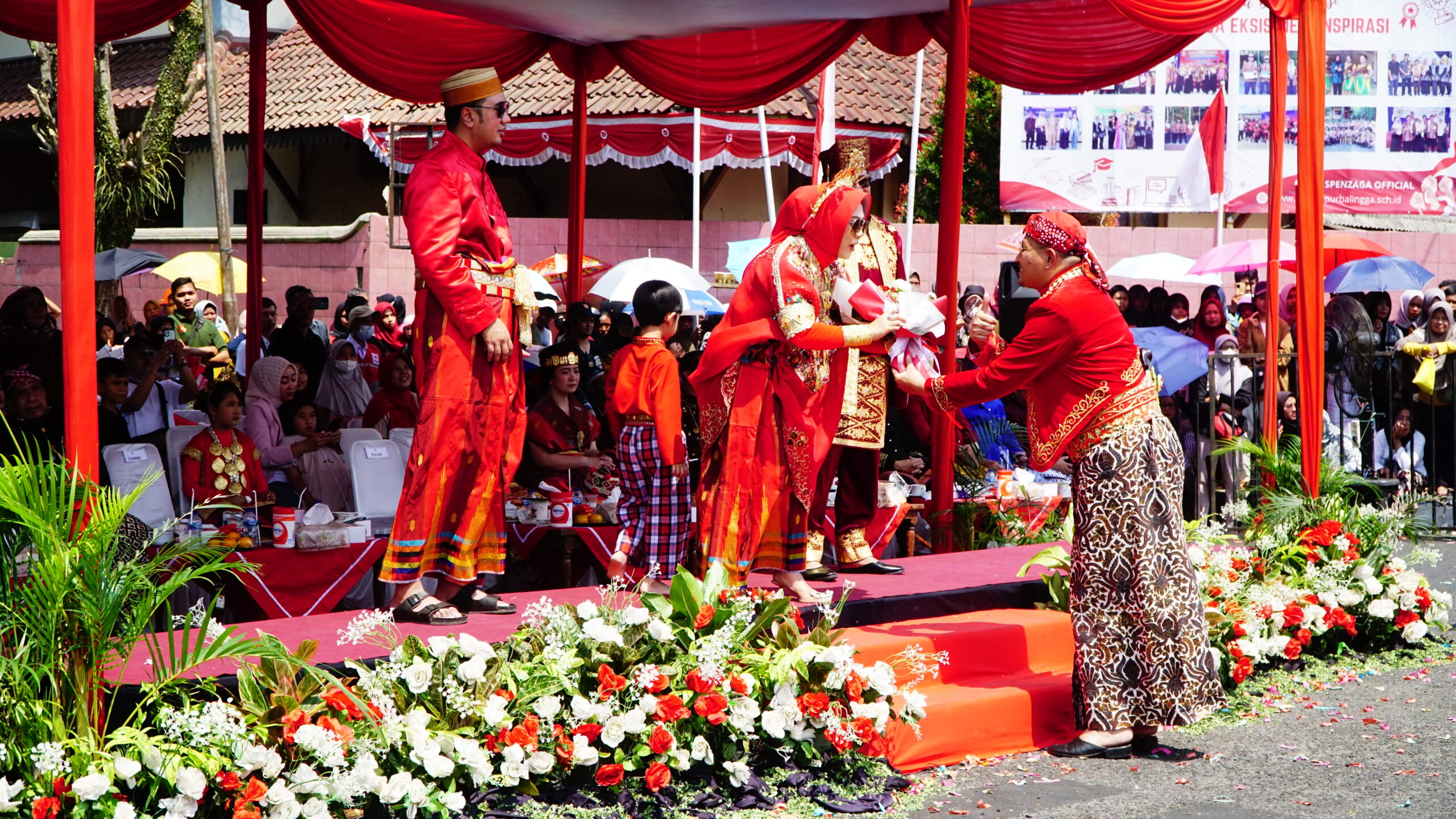 Warna-Warni Pawai Budaya dan Potensi Lokal dalam rangka meriahkan HUT ke-78 Republik Indonesia di Kabupaten Purbalingga
